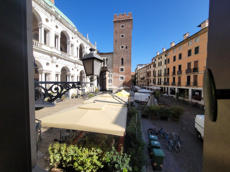 VICENZA CENTRO STORICO In una delle piazze più belle e suggestive della città, a pochi passi dall...