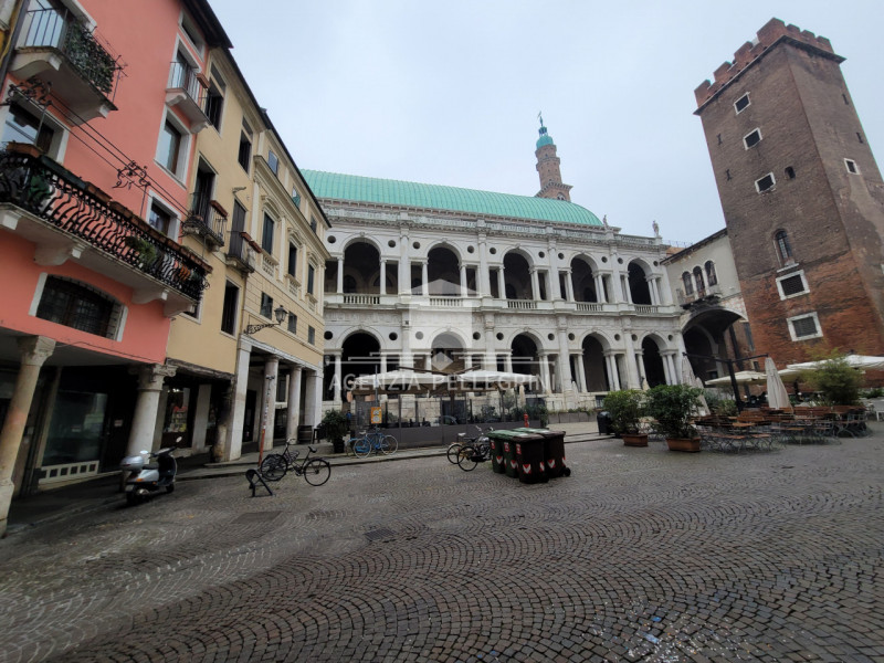VICENZA CENTRO STORICO In una delle piazze più belle e suggestive della città, a pochi passi dall...
