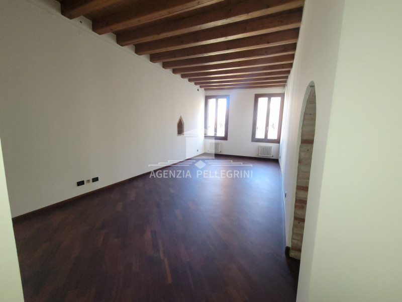 VICENZA CENTRO STORICO In una delle piazze più belle e suggestive della città, a pochi passi dall...