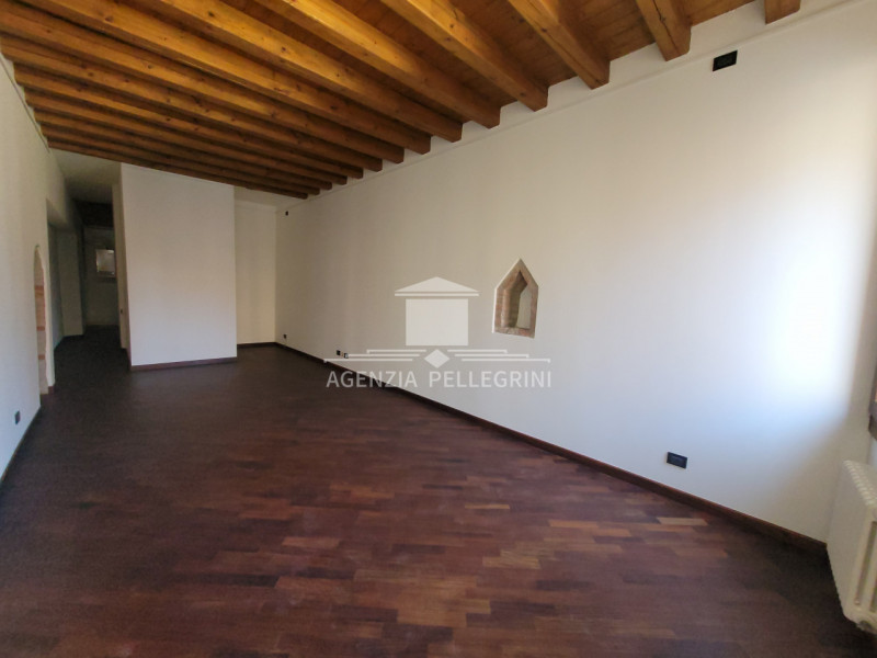 VICENZA CENTRO STORICO In una delle piazze più belle e suggestive della città, a pochi passi dall...