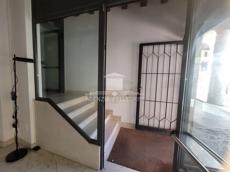 VICENZA CENTRO STORICO In una delle piazze più belle e suggestive della città, a pochi passi dall...