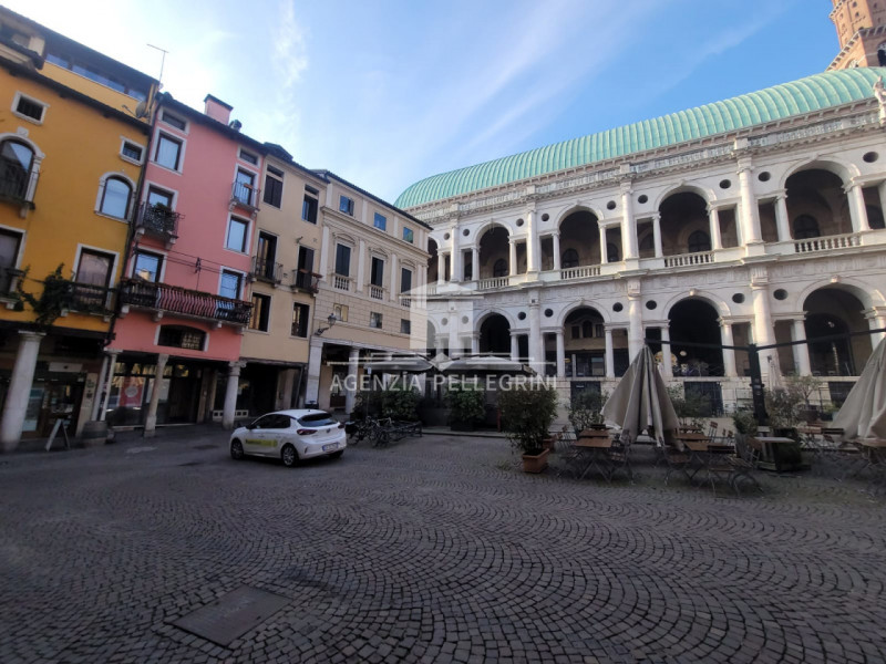 VICENZA CENTRO STORICO In una delle piazze più belle e suggestive della città, a pochi passi dall...