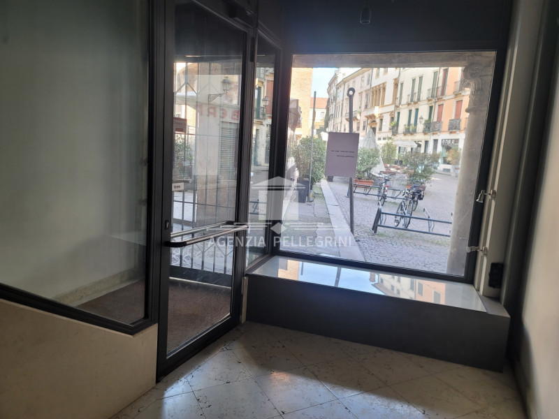 VICENZA CENTRO STORICO In una delle piazze più belle e suggestive della città, a pochi passi dall...