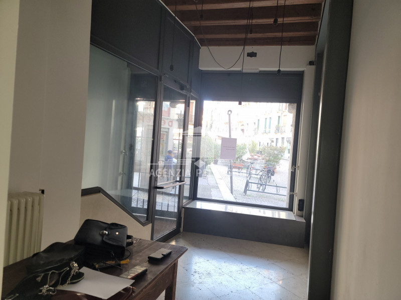 VICENZA CENTRO STORICO In una delle piazze più belle e suggestive della città, a pochi passi dall...