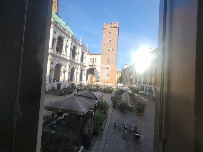 VICENZA CENTRO STORICO In una delle piazze più belle e suggestive della città, a pochi passi dall...