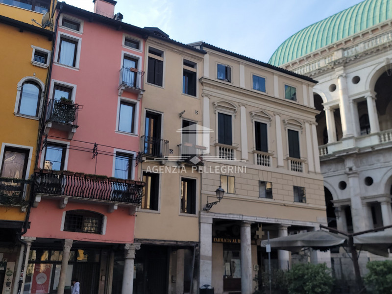 VICENZA CENTRO STORICO In una delle piazze più belle e suggestive della città, a pochi passi dall...