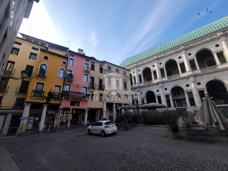 VICENZA CENTRO STORICO In una delle piazze più belle e suggestive della città, a pochi passi dall...