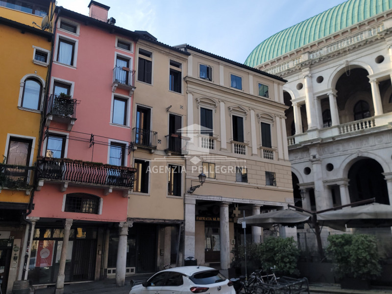 VICENZA CENTRO STORICO In una delle piazze più belle e suggestive della città, a pochi passi dall...