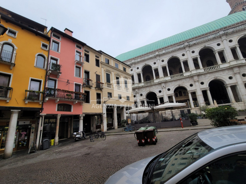 VICENZA CENTRO STORICO In una delle piazze più belle e suggestive della città, a pochi passi dall...