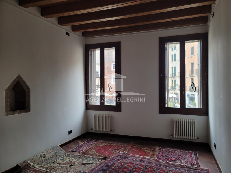 VICENZA CENTRO STORICO In una delle piazze più belle e suggestive della città, a pochi passi dall...