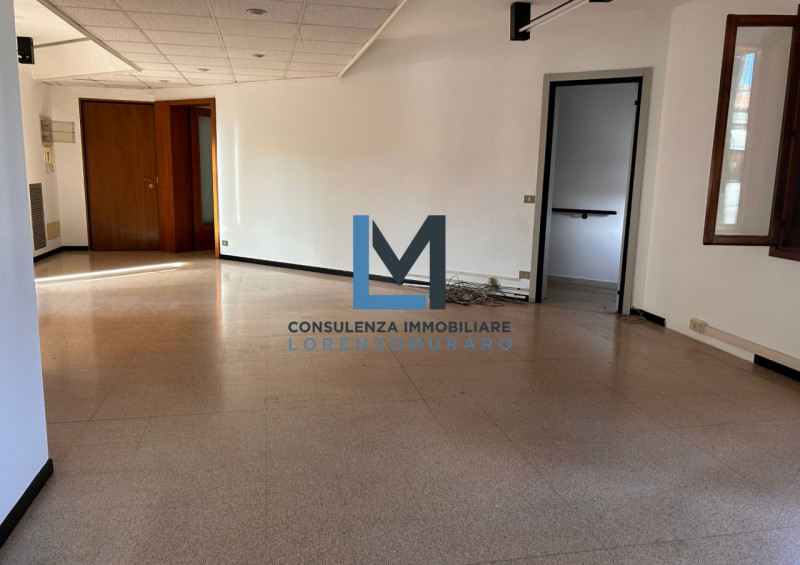 Nel cuore di Montebelluna, proponiamo in locazione ufficio direzionale al piano primo con doppio ...