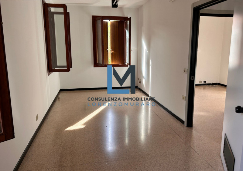 Nel cuore di Montebelluna, proponiamo in locazione ufficio direzionale al piano primo con doppio ...