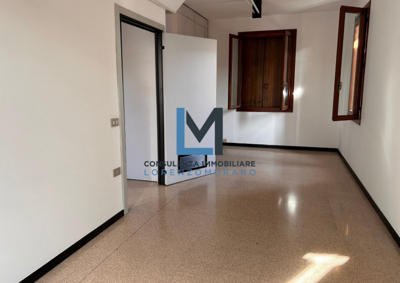 Nel cuore di Montebelluna, proponiamo in locazione ufficio direzionale al piano primo con doppio ...