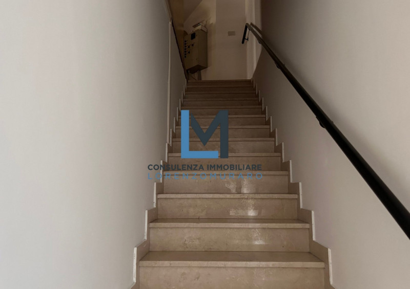 Nel cuore di Montebelluna, proponiamo in locazione ufficio direzionale al piano primo con doppio ...