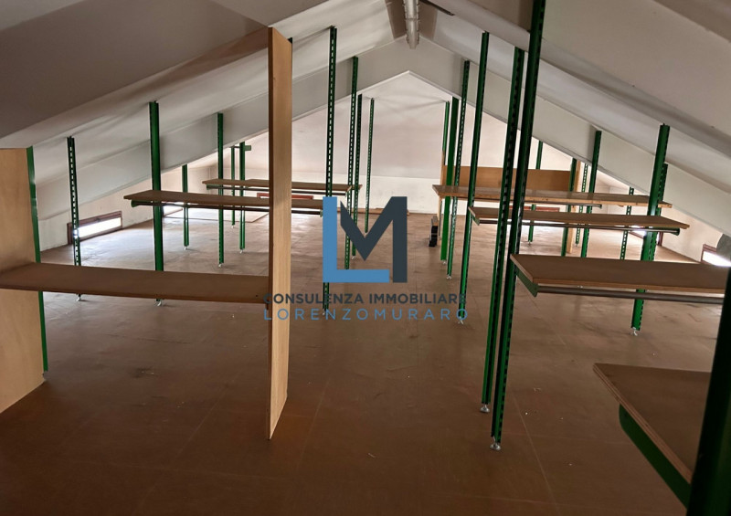 Nel cuore di Montebelluna, proponiamo in locazione ufficio direzionale al piano primo con doppio ...