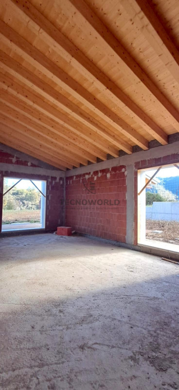 Scopri Villa Ciclamino, una villa contemporanea in fase di realizzazione situata nelle prime coll...