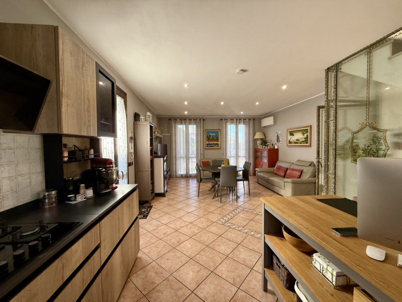 COMPOSIZIONE:
Porzione di bifamiliare sviluppata su più livelli. Al piano rialzato troviamo un am...