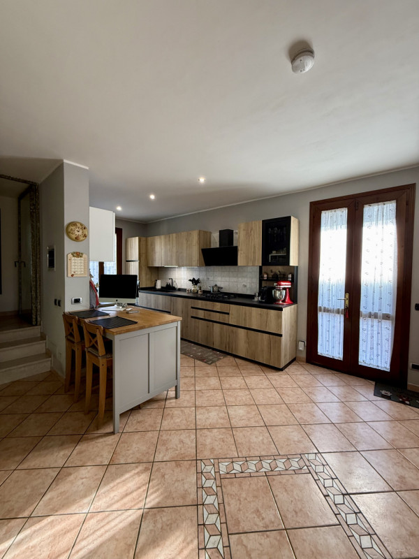 COMPOSIZIONE:
Porzione di bifamiliare sviluppata su più livelli. Al piano rialzato troviamo un am...