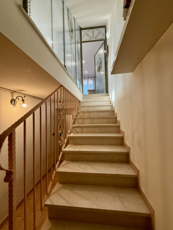 COMPOSIZIONE:
Porzione di bifamiliare sviluppata su più livelli. Al piano rialzato troviamo un am...