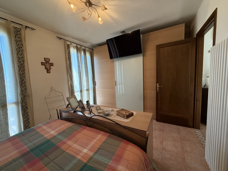 COMPOSIZIONE:
Porzione di bifamiliare sviluppata su più livelli. Al piano rialzato troviamo un am...