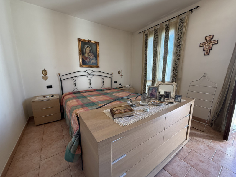 COMPOSIZIONE:
Porzione di bifamiliare sviluppata su più livelli. Al piano rialzato troviamo un am...