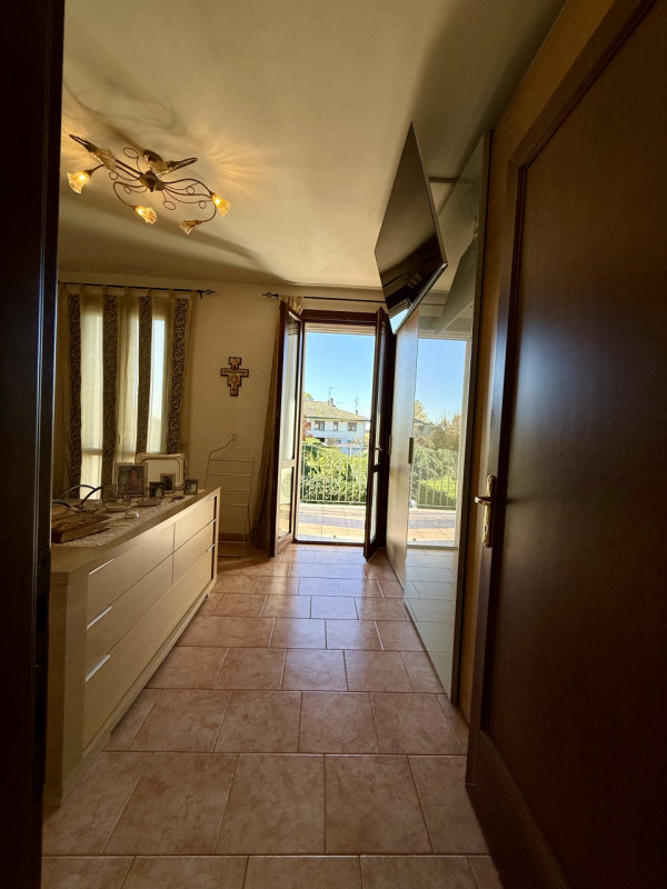 COMPOSIZIONE:
Porzione di bifamiliare sviluppata su più livelli. Al piano rialzato troviamo un am...