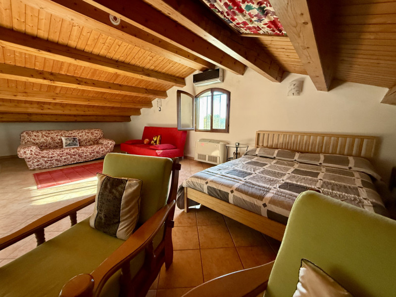 COMPOSIZIONE:
Porzione di bifamiliare sviluppata su più livelli. Al piano rialzato troviamo un am...