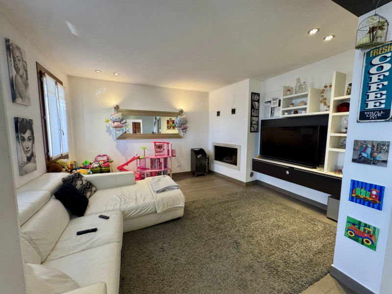 COMPOSIZIONE:
Soluzione costituita da due unità abitative, completamente ristrutturate, con belli...