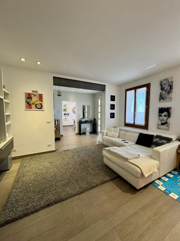 COMPOSIZIONE:
Soluzione costituita da due unità abitative, completamente ristrutturate, con belli...