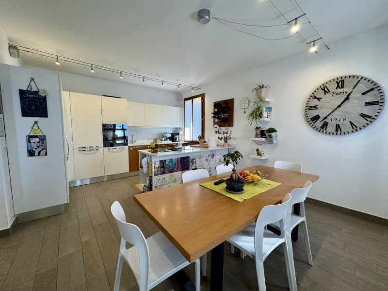 COMPOSIZIONE:
Soluzione costituita da due unità abitative, completamente ristrutturate, con belli...