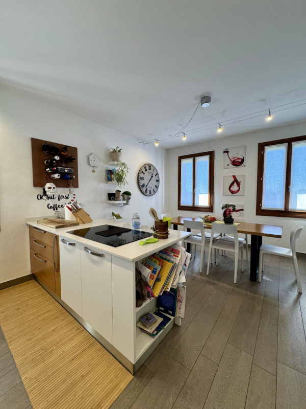 COMPOSIZIONE:
Soluzione costituita da due unità abitative, completamente ristrutturate, con belli...