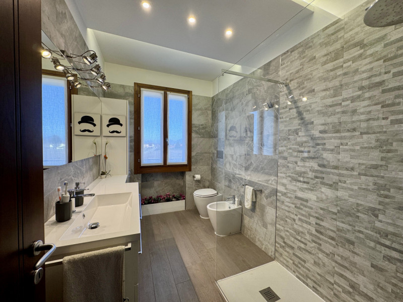 COMPOSIZIONE:
Soluzione costituita da due unità abitative, completamente ristrutturate, con belli...