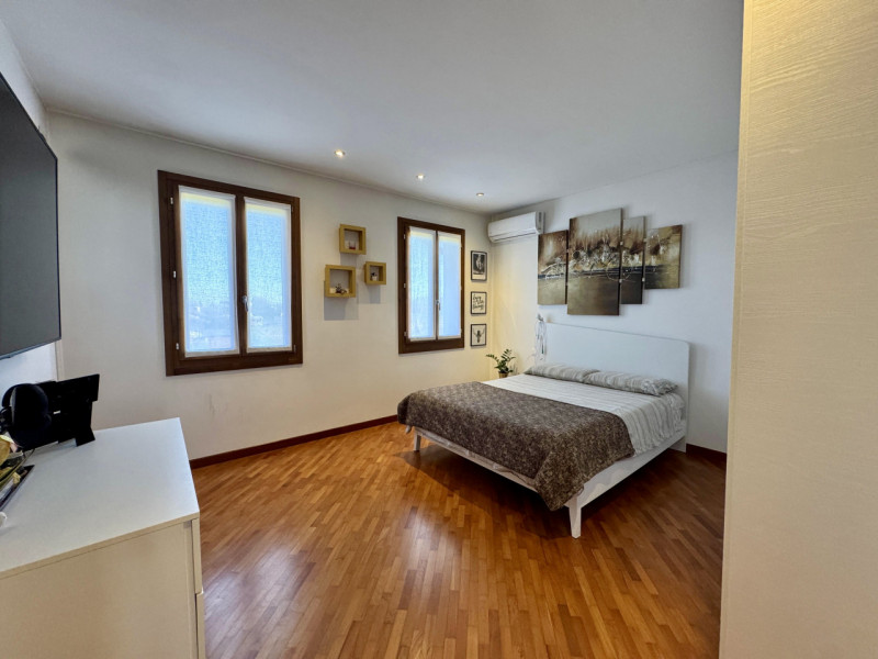 COMPOSIZIONE:
Soluzione costituita da due unità abitative, completamente ristrutturate, con belli...