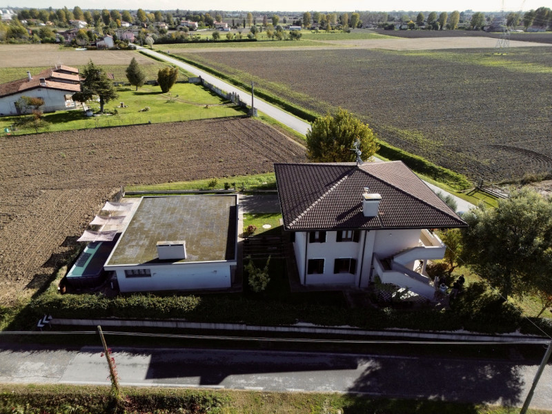 COMPOSIZIONE:
Soluzione costituita da due unità abitative, completamente ristrutturate, con belli...