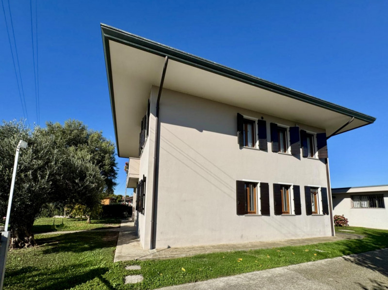 COMPOSIZIONE:
Soluzione costituita da due unità abitative, completamente ristrutturate, con belli...