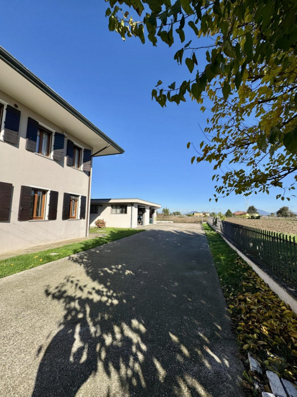 COMPOSIZIONE:
Soluzione costituita da due unità abitative, completamente ristrutturate, con belli...