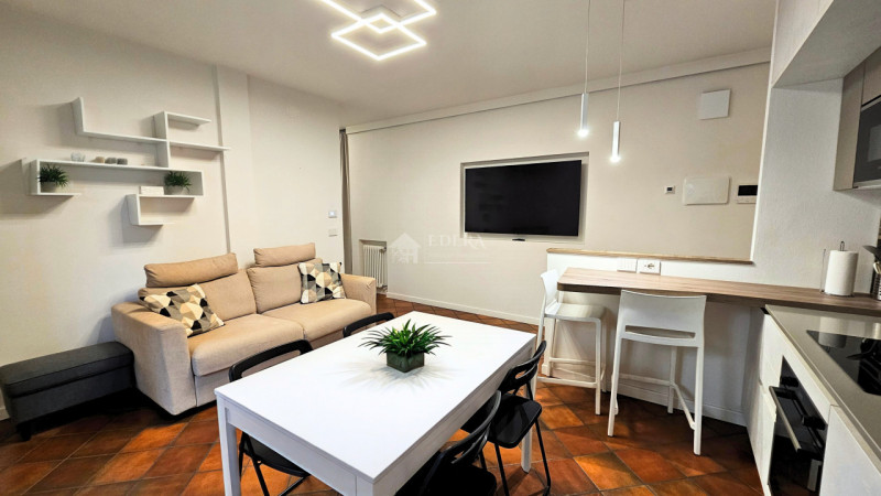 Proponiamo in locazione splendido appartamento completamente ristrutturato, sia internamente che ...