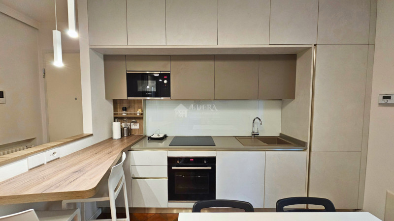 Proponiamo in locazione splendido appartamento completamente ristrutturato, sia internamente che ...