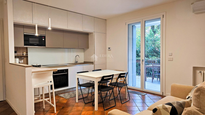 Proponiamo in locazione splendido appartamento completamente ristrutturato, sia internamente che ...