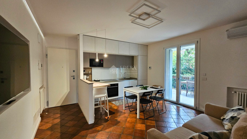 Proponiamo in locazione splendido appartamento completamente ristrutturato, sia internamente che ...