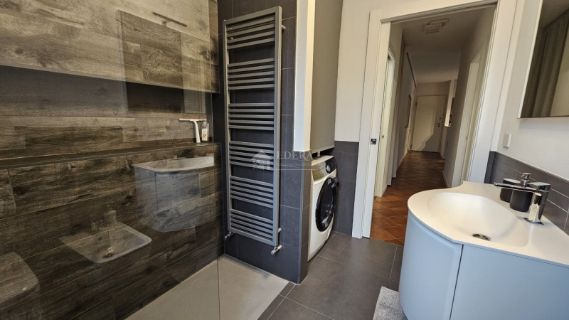 Proponiamo in locazione splendido appartamento completamente ristrutturato, sia internamente che ...