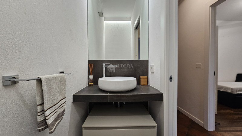 Proponiamo in locazione splendido appartamento completamente ristrutturato, sia internamente che ...