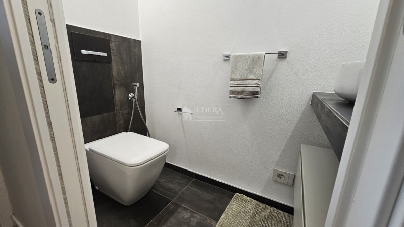 Proponiamo in locazione splendido appartamento completamente ristrutturato, sia internamente che ...