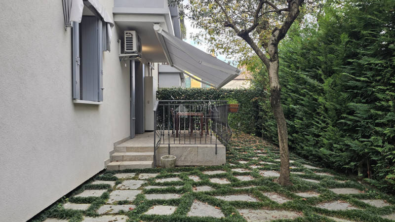 Proponiamo in locazione splendido appartamento completamente ristrutturato, sia internamente che ...