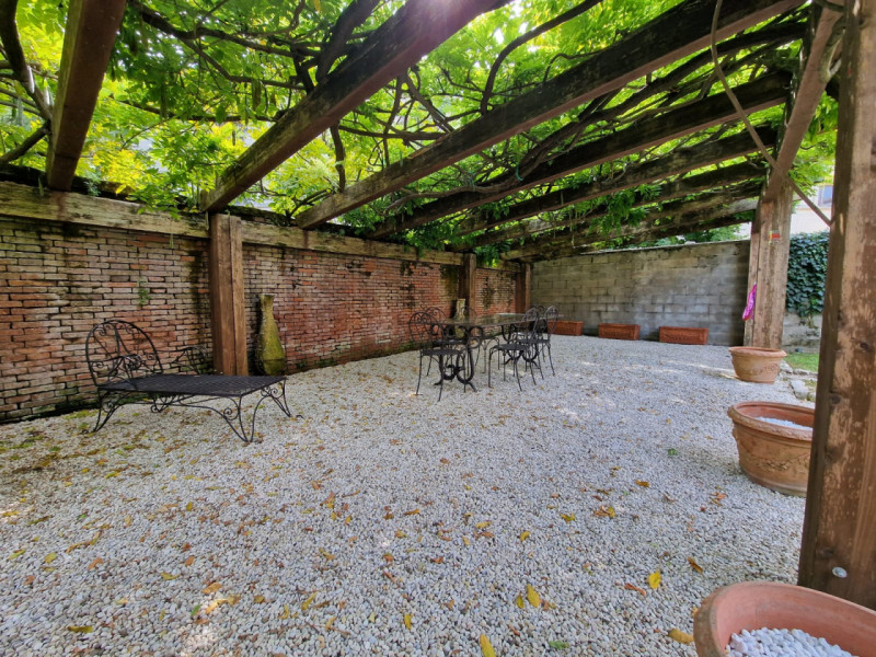 UBICAZIONE E CONTESTO

A pochi passi dalla centralissima Piazza San Lorenzo, nel cuore del centro...