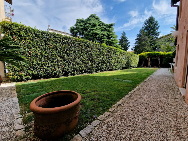 UBICAZIONE E CONTESTO

A pochi passi dalla centralissima Piazza San Lorenzo, nel cuore del centro...