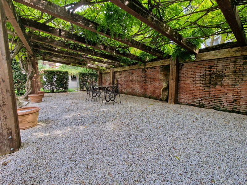 UBICAZIONE E CONTESTO

A pochi passi dalla centralissima Piazza San Lorenzo, nel cuore del centro...