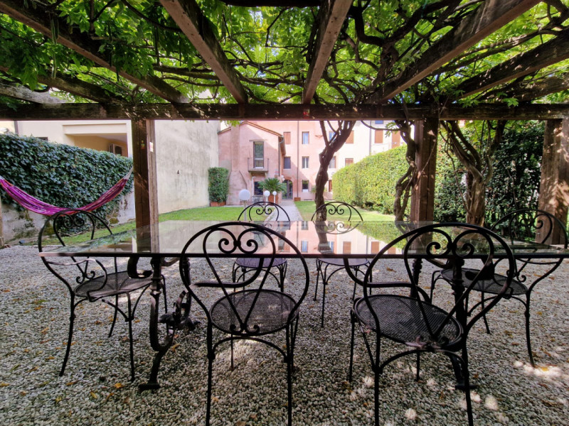 UBICAZIONE E CONTESTO

A pochi passi dalla centralissima Piazza San Lorenzo, nel cuore del centro...