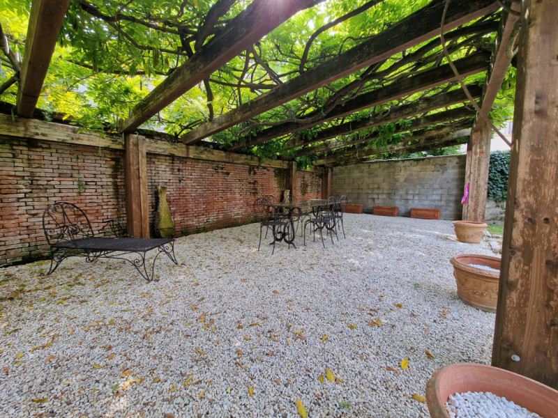 UBICAZIONE E CONTESTO

A pochi passi dalla centralissima Piazza San Lorenzo, nel cuore del centro...