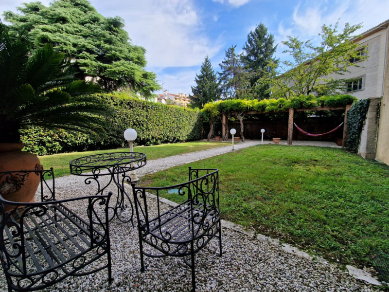 UBICAZIONE E CONTESTO

A pochi passi dalla centralissima Piazza San Lorenzo, nel cuore del centro...